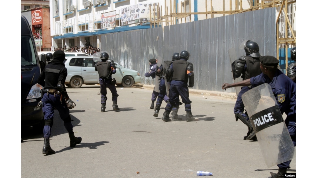 Riot police attempt to disperse supporters of DRC’s opposition presidential candidate Moise Katumbi as they escort him to the prosecutor's office in Lubumbashi, the capital of Katanga province, May 13, 2016.