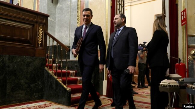 A la izquierda, el presidente español, Pedro Sánchez, junto con el ministro de Fomento, José Luis Ábalos, en una foto de archivo del 24 de enero de 2020.