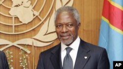 Kofi Annan, ancien secrétaire général des Nations unies, à droite, salue le président de la RDC, Joseph Kabila, 19 septembre 2006.