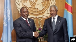 Kofi Annan asalimiana na rais wa DRC Joseph Kabila. Mwanadiplomasia huyo alihusika pakubwa katika michakato ya kutafuta amani barani Afrika kati ya maeneo mengine duniani.