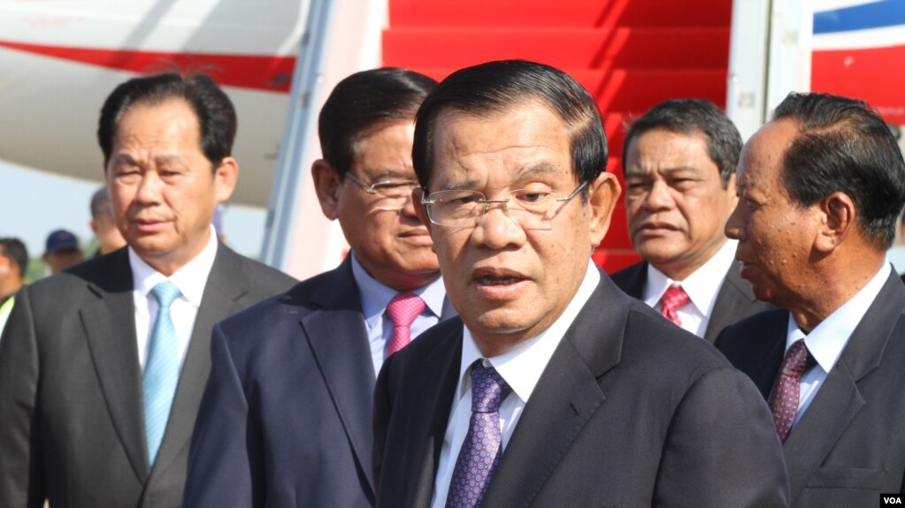 រូបឯកសារ៖ លោក​នាយក​រដ្ឋមន្រ្តី ហ៊ុន សែន ត្រឡប់​មក​ពី​ចូលរួម​វេទិកា​ក្រវាត់ផ្លូវពាណិជ្ជកម្មចិន​ ជា​លើក​ទី២​នៅ​ទីក្រុង​ប៉េកាំង ប្រទេស​ចិន នា​ថ្ងៃទី២៩ ខែមេសា ឆ្នាំ២០១៩។ (ហ៊ុល រស្មី/VOA Khmer) 