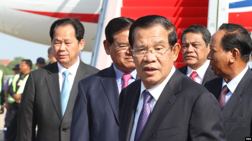 រូបឯកសារ៖ លោកនាយករដ្ឋមន្រ្តី ហ៊ុន សែន ត្រឡប់មកពីចូលរួមវេទិកាក្រវាត់ផ្លូវពាណិជ្ជកម្មចិន ជាលើកទី២នៅទីក្រុងប៉េកាំង ប្រទេសចិន នាថ្ងៃទី២៩ ខែមេសា ឆ្នាំ២០១៩។ (ហ៊ុល រស្មី/VOA Khmer)