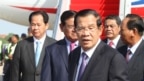 Thủ tướng Campuchia Hun Sen trở về từ diễn đàn Vành đai và Con đường ở Bắc Kinh hôm 29/4. Ông Hun Sen cho biết Trung Quốc sẽ hỗ trợ Campuchia nếu EU ngừng không cho nước này tiếp cận thị trường châu Âu theo một quy chế đặc biệt mà họ đang được hưởng.