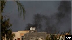 Khói bốc lên trong lúc tiếng súng nổ vang khắp Tripoli, 21/8/2011