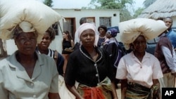 FILE: izakhamizi zithwele umumbu emakhanda koSeke, Zimbabwe, duzane leHarare