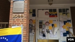 15 activistas del grupo estadounidense Code Pink se han tomado desde hace varios días la embajada de Venezuela en la capital.
