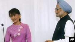 အိန္ဒိယဝန်ကြီးချုပ် မန်မိုဟန်ဆင်း မြန်မာနိုင်ငံကို လာရောက် ခဲ့စဉ်အတွင်း မြန်မာ့ဒီမိုကရေစီ ခေါင်းဆောင် ဒေါ်အောင်ဆန်း စုကြည်နဲ့ ပူးတွဲ သတင်းစာ ရှင်းလင်းပွဲ ပြုလုပ်နေစဉ်။ (မေလ ၂၉ ရက်၊ ၂၀၁၂)။