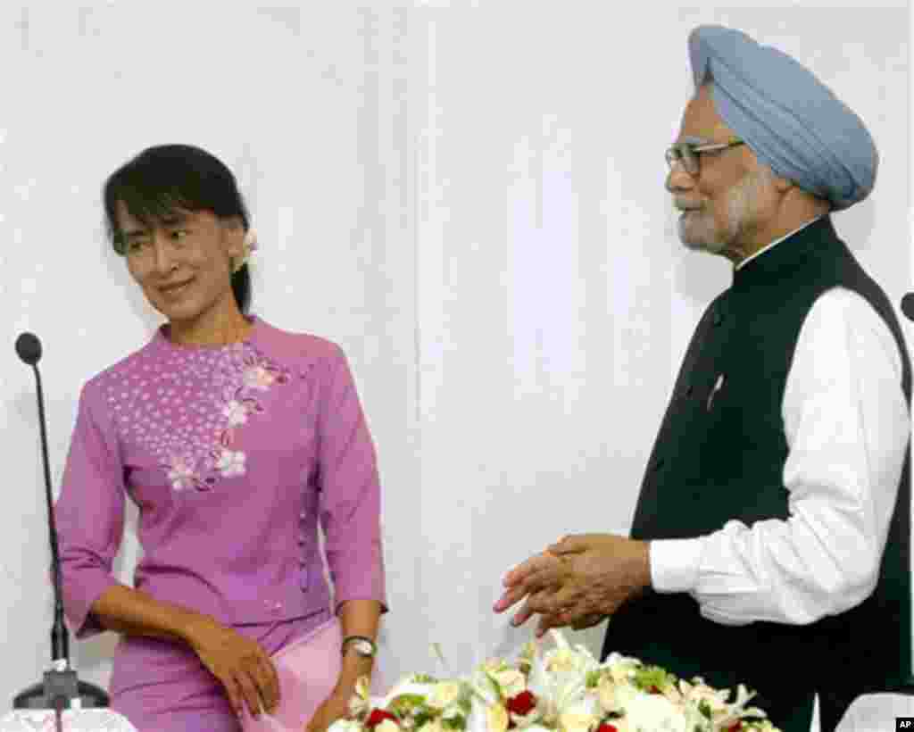 ທ່ານ Manmohan Singh (ຂວາ) ນາຍົກລັດຖະມົນຕີອິນເດຍ ກ່າວຕໍ່ພວກນັກຂ່າວ ລຸນຫລັງພົບກັບ ທ່ານນາງອອງຊານ ຊູຈີ ຜູ້ນໍາຝ່າຍຄ້ານມຽນມາ ທີ່ນະຄອນຢ້າງກຸ້ງ ໃນວັນທີ 29 ພຶດສະພາ 2012 ຜ່ານມາ. (AP Photo/Soe Zeya Tun, Pool)