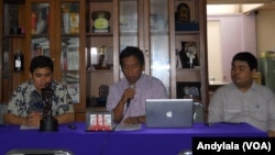 Ketua Umum AJI Suwarjono Selasa (tengah berbicara) menyayangkan masih berlakunya kebijakan Pemerintah yang mempersulit peliputan di daerah rawan konflik, 23 Desember 2014 (Foto: VOA/Andylala)