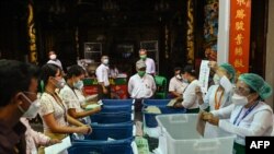 ရန္ကုန္ၿမိဳ႕ မဲ႐ံုတခုတြင္ ဆႏၵမဲမ်ားေရတြက္ေနသည့္ ေကာ္မရွင္အဖြဲ႔ဝင္မ်ား။ (ႏိုဝင္ဘာ ၈၊ ၂၀၂၀)