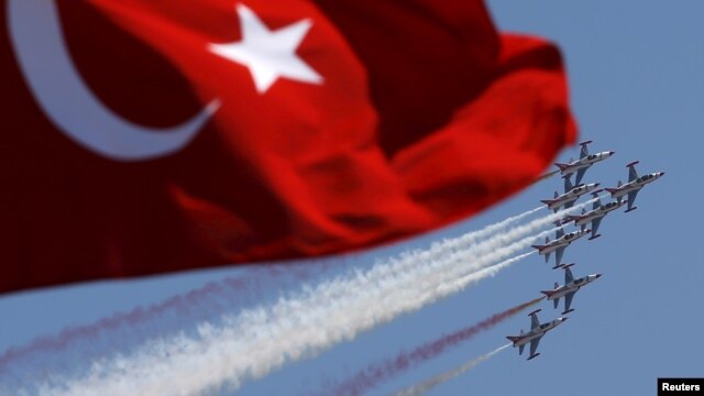Aviones turcos derribaron una aeronave de nacionalidad no identificada, cerca de la frontera con Siria.
