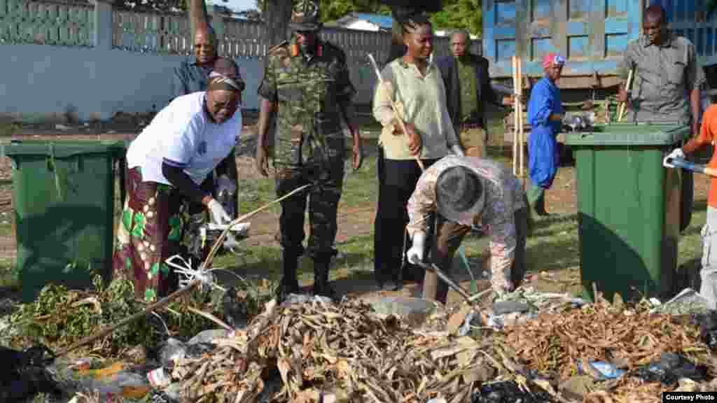 Rais John Magufuli wa Tanzania akishiriki katika zoezi la usafi, Disemba 9, 2015