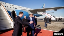 Umushikiranganji ajejwe imigenderanire wa Amerika, John Kerry ashitse ku kibuga c'indege hafi y'i Moscou, mu Burusiya, kw'italiki 23, ukwei kwa gatatu, umwaka w'i 2016. 