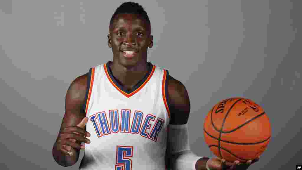 Victor Oladipo est un joueur de basket-ball américain d&#39;origine nigériane et sierra-léonaise. Il joue dans l&#39;équipe Oklahoma Thunder au poste d&#39;arrière ou de petit ailier.