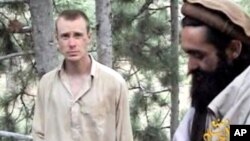 Imágen tomada de un video difundido en 2010 en el que aparece el sargento Bowe Bergdahl, prisionero del Talibán.