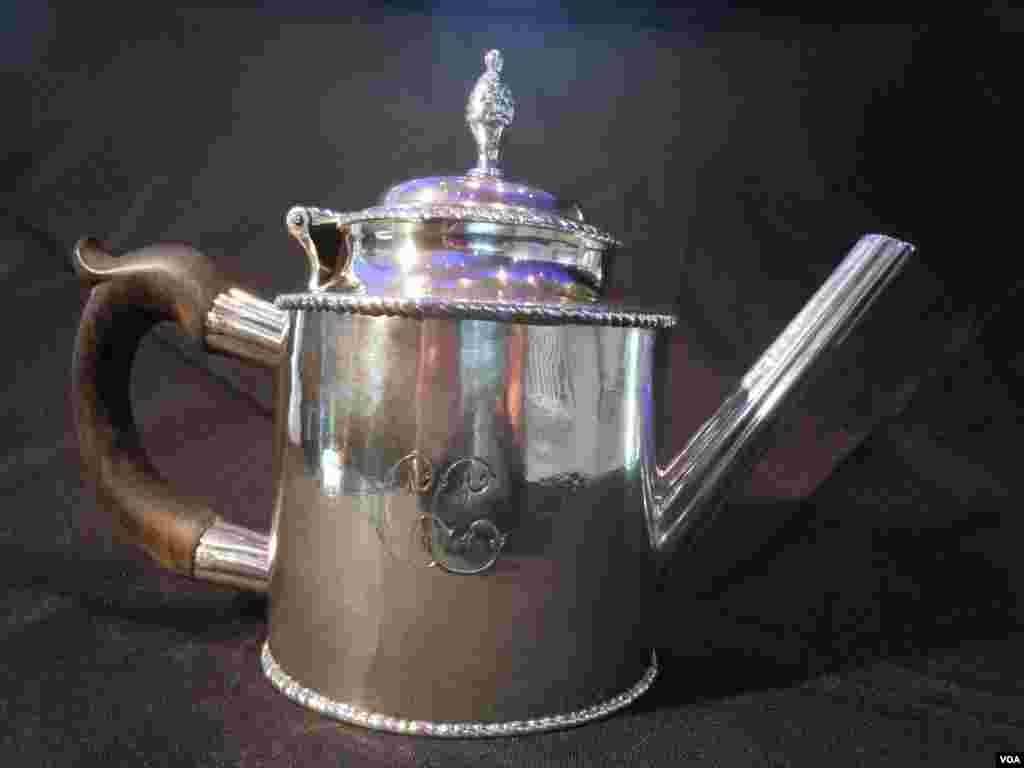 Srebrni čajnik, koji je napravio američki patriot i zlatar Paul Revere, 1780., bit će prodan za, očekuje se, i do 250 hiljada dolara. (VOA/J. Taboh) 
