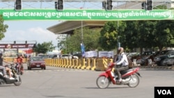 (File) Billboard promoting corruption in Phnom Penh on December 9, 2015. (Hean Socheata/ VOA Khmer) 