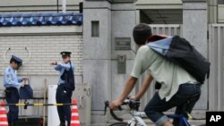 일본 도쿄의 조총련 중앙본부 입구를 경찰이 지키고 있다. (자료사진)
