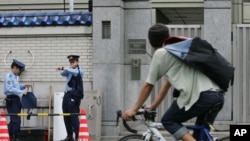 일본 도쿄의 조총련 중앙본부 입구를 일본 경찰이 지키고 있다. (자료사진)