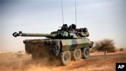 Sebuah tank Perancis menuju ke Mali utara untuk membantu pertempuran melawan sisa-sisa kelompok militan di luar Gao (6/2)/ 