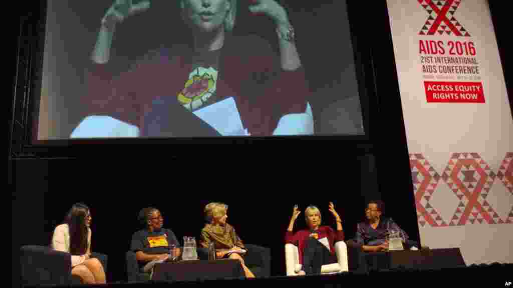 L'actrice Charlize Theron lors de la Conférence internationale du sida en Afrique du Sud, le 19 juillet 2016 .