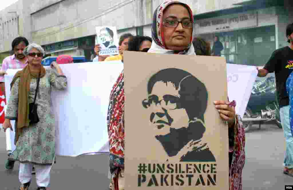 مظاہرے میں شریک ایک خاتون جنہوں نے سبین محمود کے قتل کے خلاف&nbsp; پلے کارڈ اٹھایا ہوا ہے