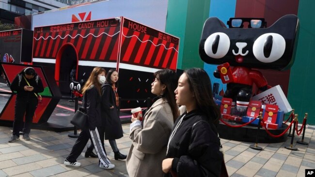 中国首都北京街上的行人。（2018年11月7日）