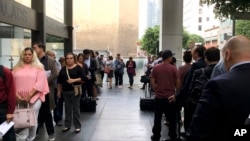 在洛杉矶移民法庭外排队等候参加递解听证会的移民（2018年6月19日）