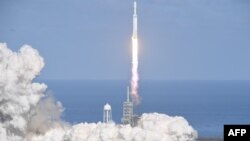 Roket Falcon 9 SpaceX yang dijuluki "Falcon Heavy", lepas landas dari pusat peluncurannya, pad 39A di Kennedy Space Center, Cape Canaveral, Florida, Selasa, 6 Februari 2018.