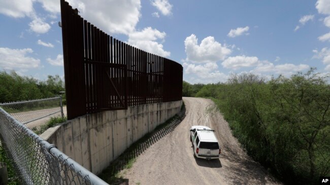 美国海关和边境保护局警车在德克萨斯州伊达戈尔沿着边境围栏巡逻。(2018年6月27日)