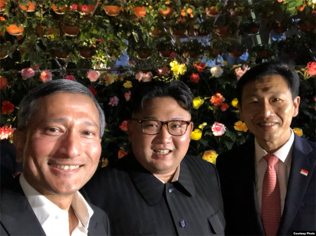 김정은 북한 국무위원장과 비비안 발라크리쉬난 외무장관이 싱가포르 가든스바이더베이를 방문해 셀카를 찍고 있다.