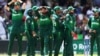 پاکستان کرکٹ ٹیم انگلینڈ روانہ، 14 دن قرنطینہ میں گزارے گی