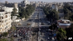 Tank-tank milik tentara Mesir memperketat penjagaan di sekitar istana presiden saat para pegunjuk rasa menggelar aksi protes anti-pemerintahan Presiden di Kairo, Mesir (7/12). 