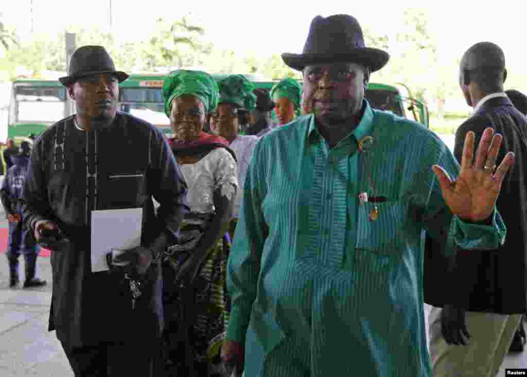 Former Bayelsa State Governor Diepreye Alamieyeseigha (R), who was recently granted state pardon for his graft charges, waves upon arrival for Democracy Day celebrations in capital Abuja, May 29, 2013.