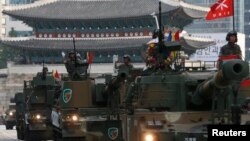 지난해 10월 한국 서울에서 건군 제65주년 국군의 날을 맞아 대규모 군 시가행진이 펼쳐졌다.