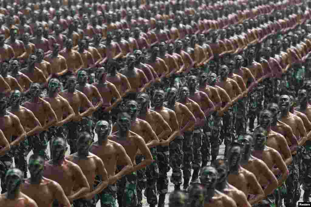 سربازان ارتش اندونزی برای شرکت در مراسم هفتادمین سالگرد تاسیس ارتش این کشور تمرین می&zwnj;کنند.