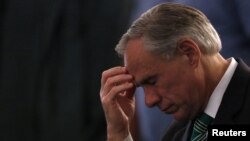 Le gouverneur du Texas Greg Abbott pendant la prière à l'église Arcadia First Baptist Church à Santa Fe, au Texas, aux États-Unis, le 20 mai 2018.