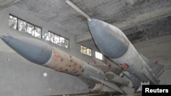 Rakete u bazi sirijske protiv-vazdušne odbrane u Guti, blizu Damaska, pošto su je zauszeli borci Slobodne sirijske armije 31. decembra 2012.