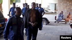 La police escorte le général Juvénal Niyungeko au tribunal de grande instance de Bujumbura, Burundi, le 16 mai 2015.