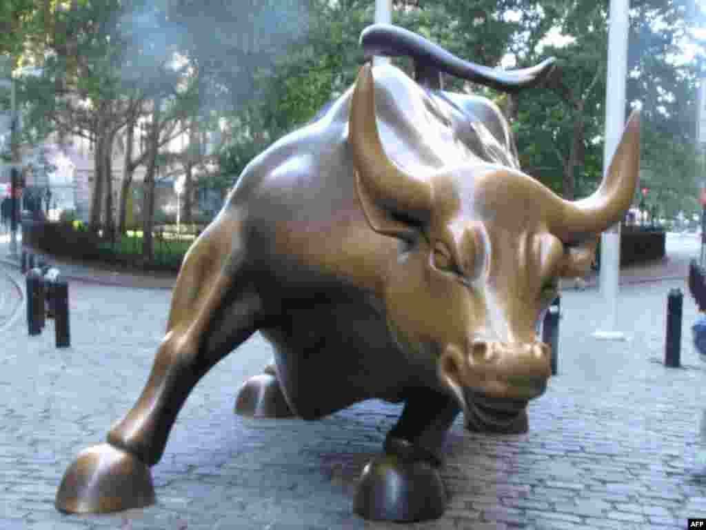 Tượng Bò Vàng ở phố Wall Street, biểu tượng của Thị trường Tài chính-Chứng khoán New York