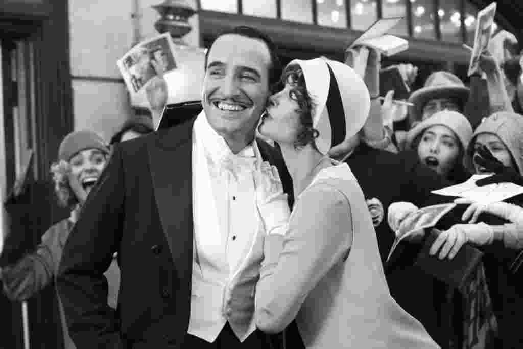 Selain mendapat nominasi Film Terbaik, pemeran utama dalam film "The Artist" Jean Dujardin mendapat nominasi sebagai Aktor Terbaik, dan Bejo (kanan) meraih nominasi sebagai Aktris Pendukung Terbaik (Foto: Weinstein Co.).