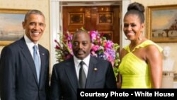 Le président de la RDC Joseph Kabila, au centre, aux côtés de son homologue américain, Barack Obama, et de sa femme, Michelle Obama.