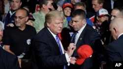 Ứng cử viên tổng thống của Đảng Cộng hòa Donald Trump sau một buổi mít tinh ở Novi, Michigan, ngày 30 tháng 9 năm 2016.