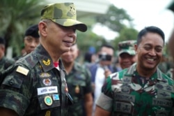 Panglima TNI Jenderal Apirat Kongsompong dan Kepala Staf Angkatan Darat Jenderal Andika Perkasa tersenyum sebelum pertemuan mereka di Aceh, 14 Januari 2020. (Foto: REUTERS/Panu Wongcha-um)