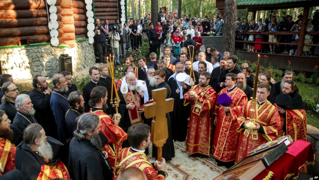 Verska služba na mestu gde su pokopani posmrtni ostaci carske porodice