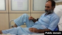 سعید رضوی فقیه، روزنامه‌نگار و فعال سیاسی اصلاح‌طلب، با دستبند و پابند در بیمارستان 