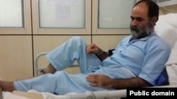 سعید رضوی فقیه، روزنامه‌نگار و فعال سیاسی اصلاح‌طلب، با دستبند و پابند در بیمارستان 