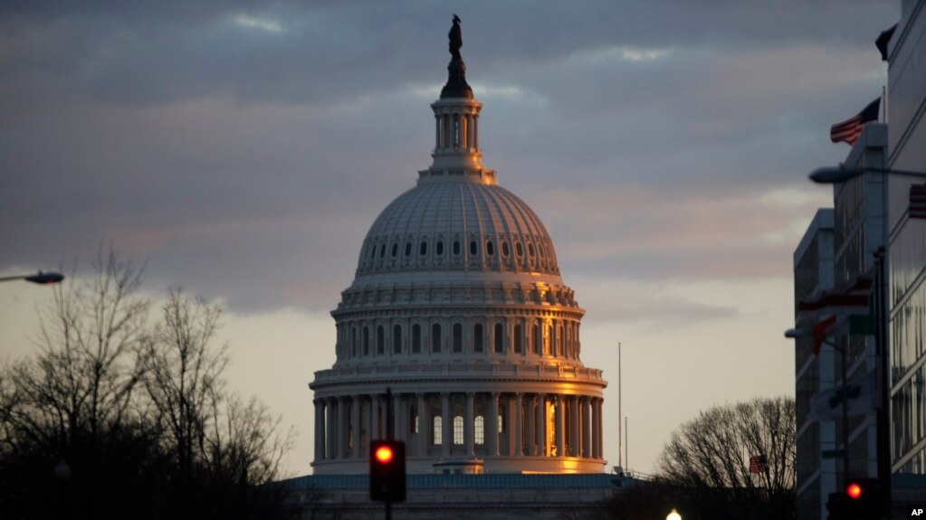 Archivo - El domo del Capitolio de Estados Unidos en Washington D.C. El miércoles 13 de noviembre se inician en el Capitolio las audiencias públicas del proceso de juicio político al presidente Donald Trump. AP/Charles Dharapak.