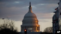 Kubah Gedung Capitol tampak saat matahari terbenam di Washington, 7 Maret 2013.
