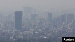 Buildings stand shrouded in smog in Mexico City, March 14, 2016. (REUTERS/Edgard Garrido)